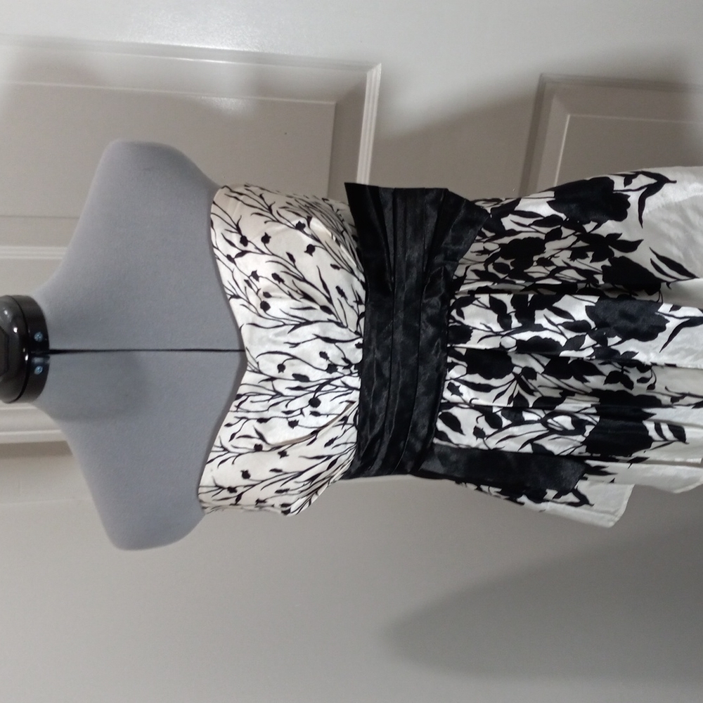 Charlotte Russo, Sz med Black & White Floral W/ black ribbon
